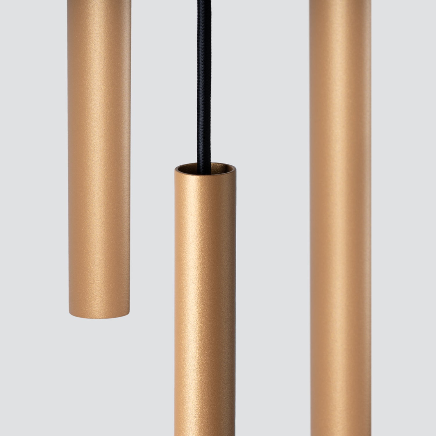 Suspension Pastelo 3 en grappe tubes fins doré G9, détail du tube fin
