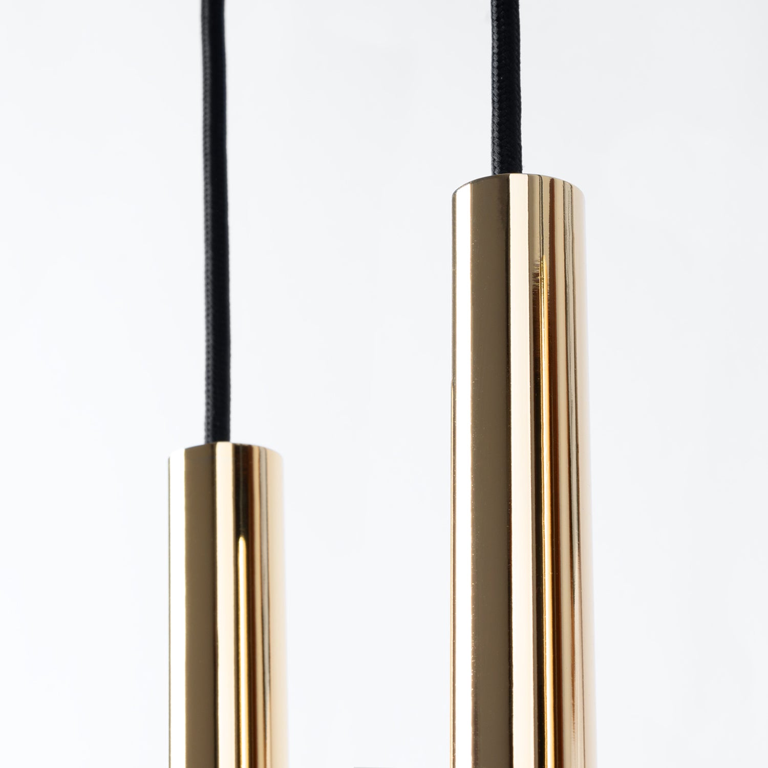 Suspension Pastelo 3 en grappe tubes fins doré poli G9, détail du tube fin