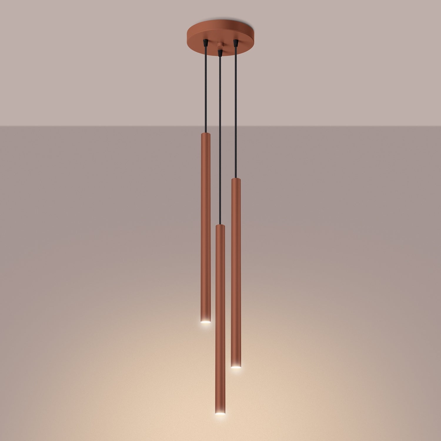 Suspension Pastelo 3 en grappe tubes fins rouge ocre G9 allumé