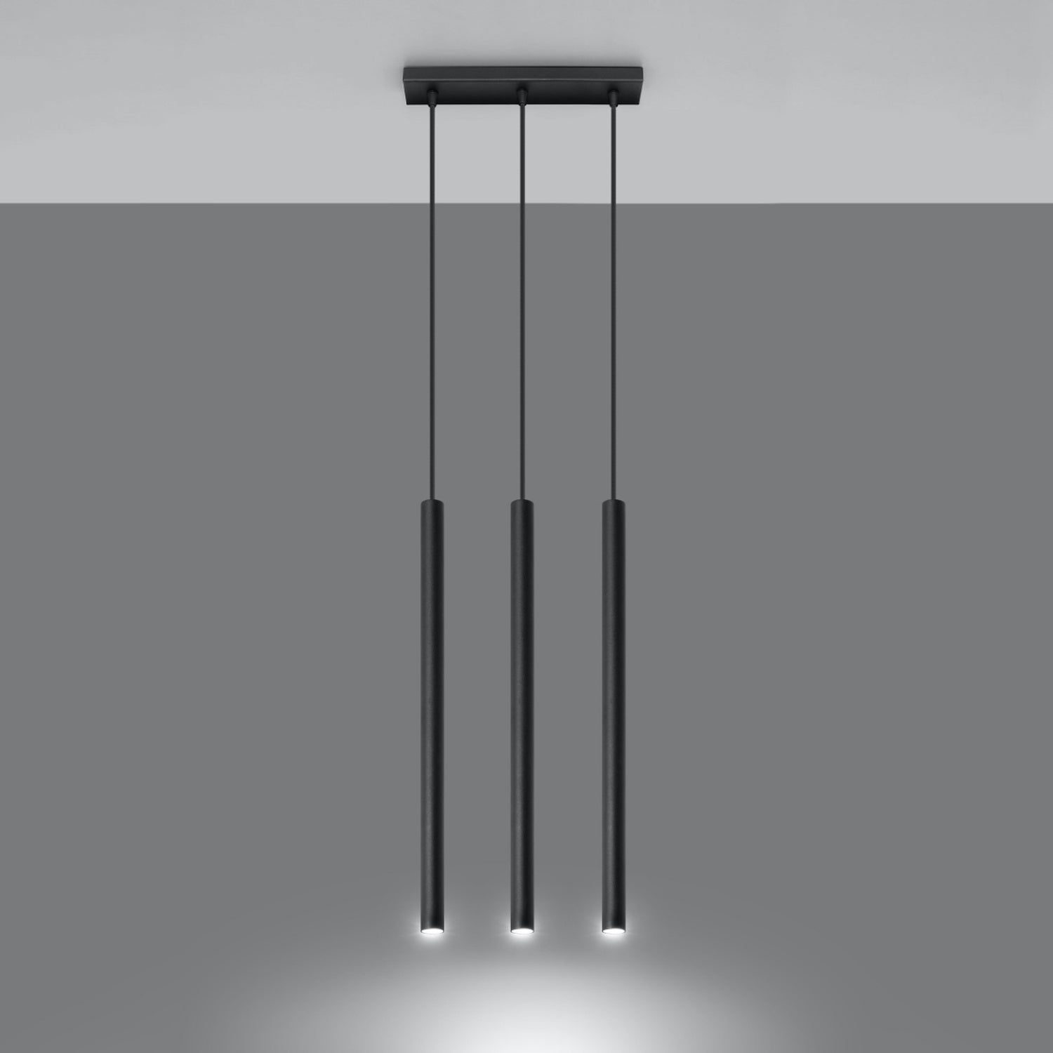 Suspension Pastelo 3 en ligne acier noir allumée, faisceaux dirigés vers le bas