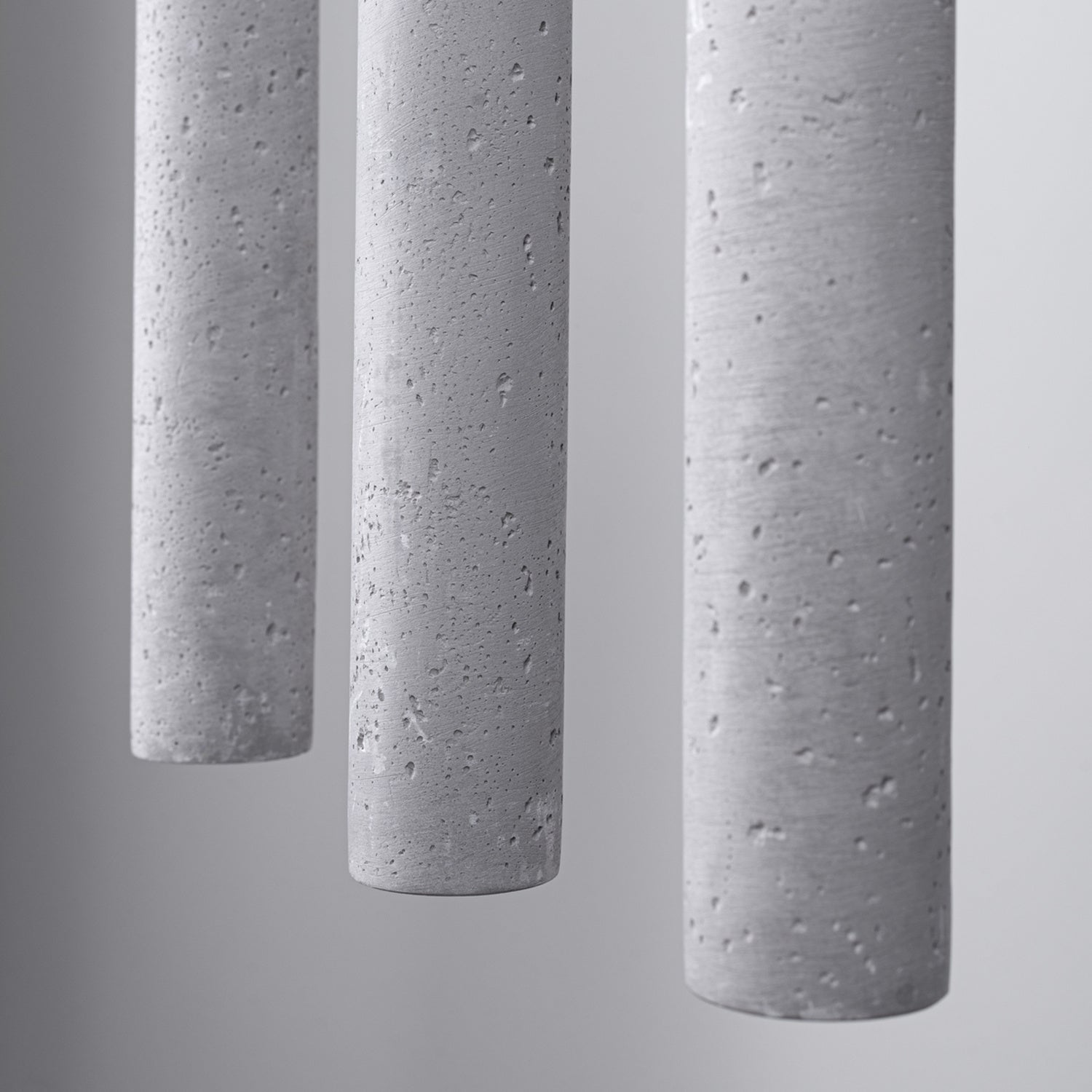 Suspension Pastelo 3 en ligne tubes fins béton gris G9, détail du béton gris brut
