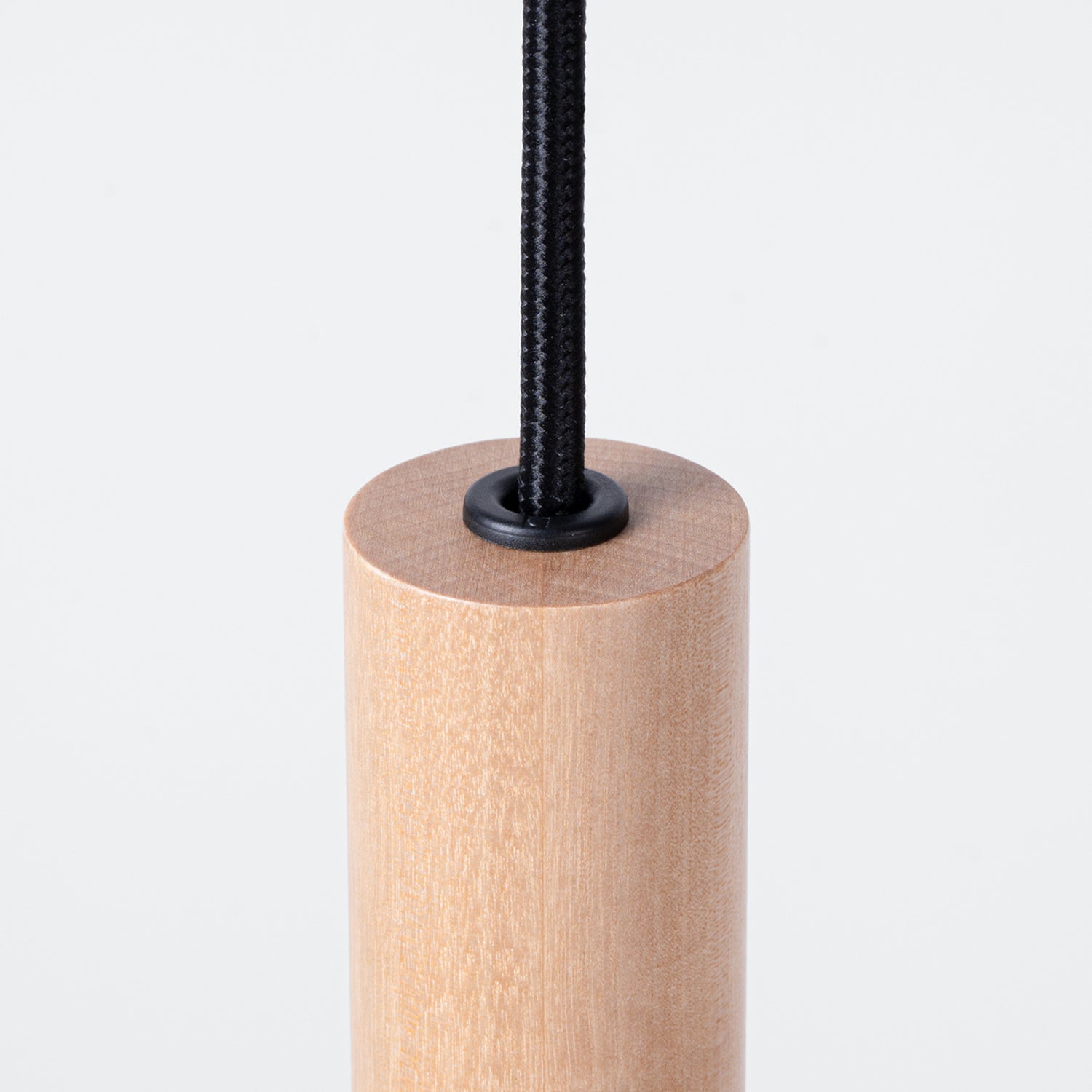 Suspension Pastelo 3 en ligne tubes fins bois G9, détail du tube de bois naturel