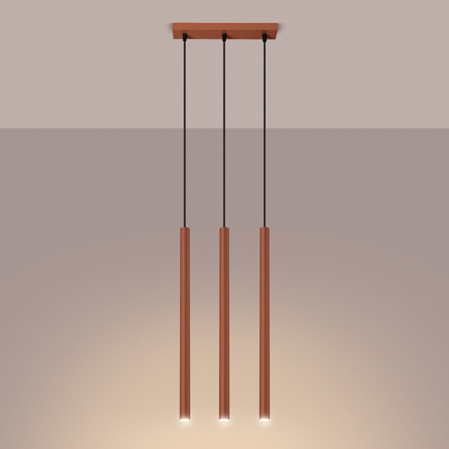 Suspension Pastelo 3 en ligne tubes fins rouge ocre G9 allumé