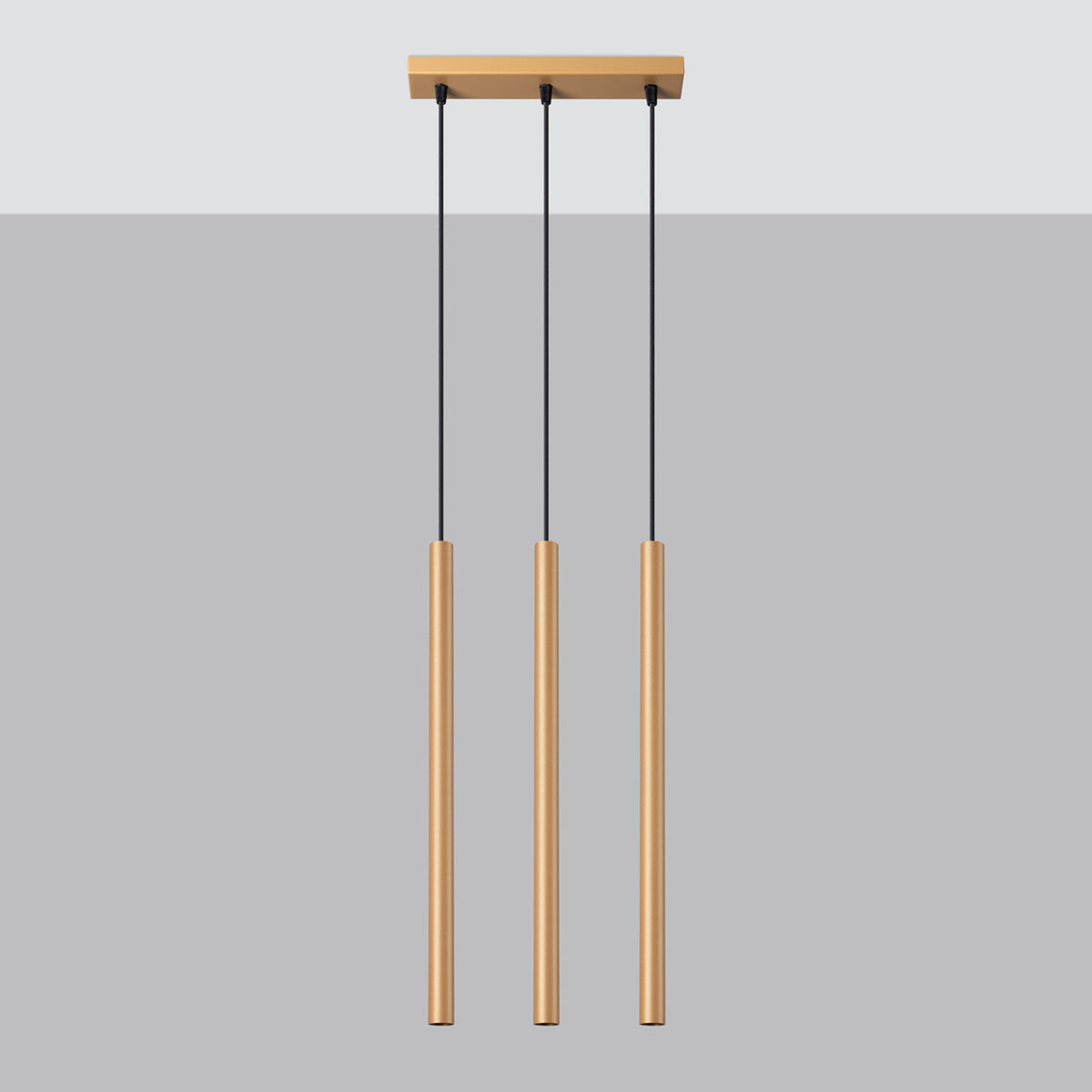 Suspension Pastelo à trois tubes dorés sous un plafond clair