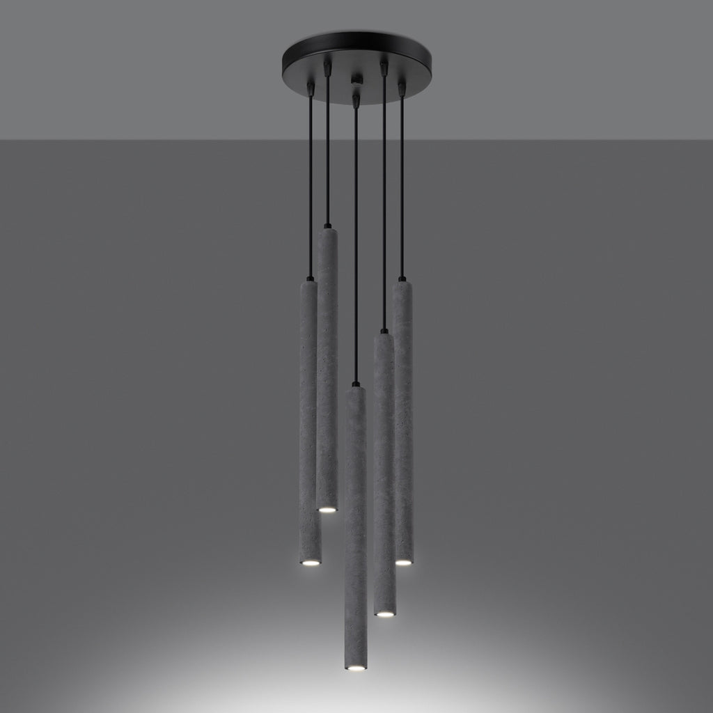 Suspension Pastelo 5 en grappe tubes fins béton gris G9 allumée, faisceau vers le bas
