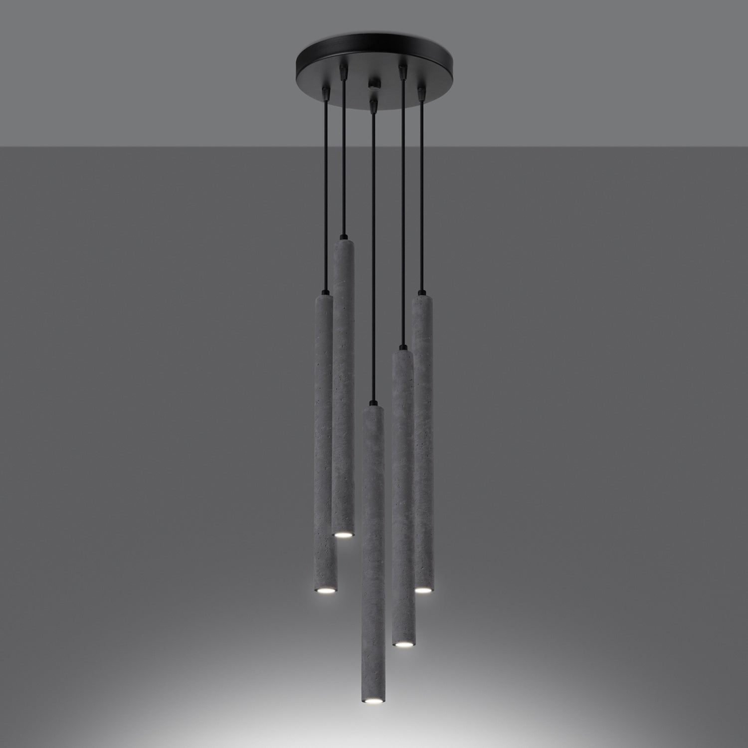 Suspension Pastelo 5 en grappe tubes fins béton gris G9 allumée, faisceau vers le bas