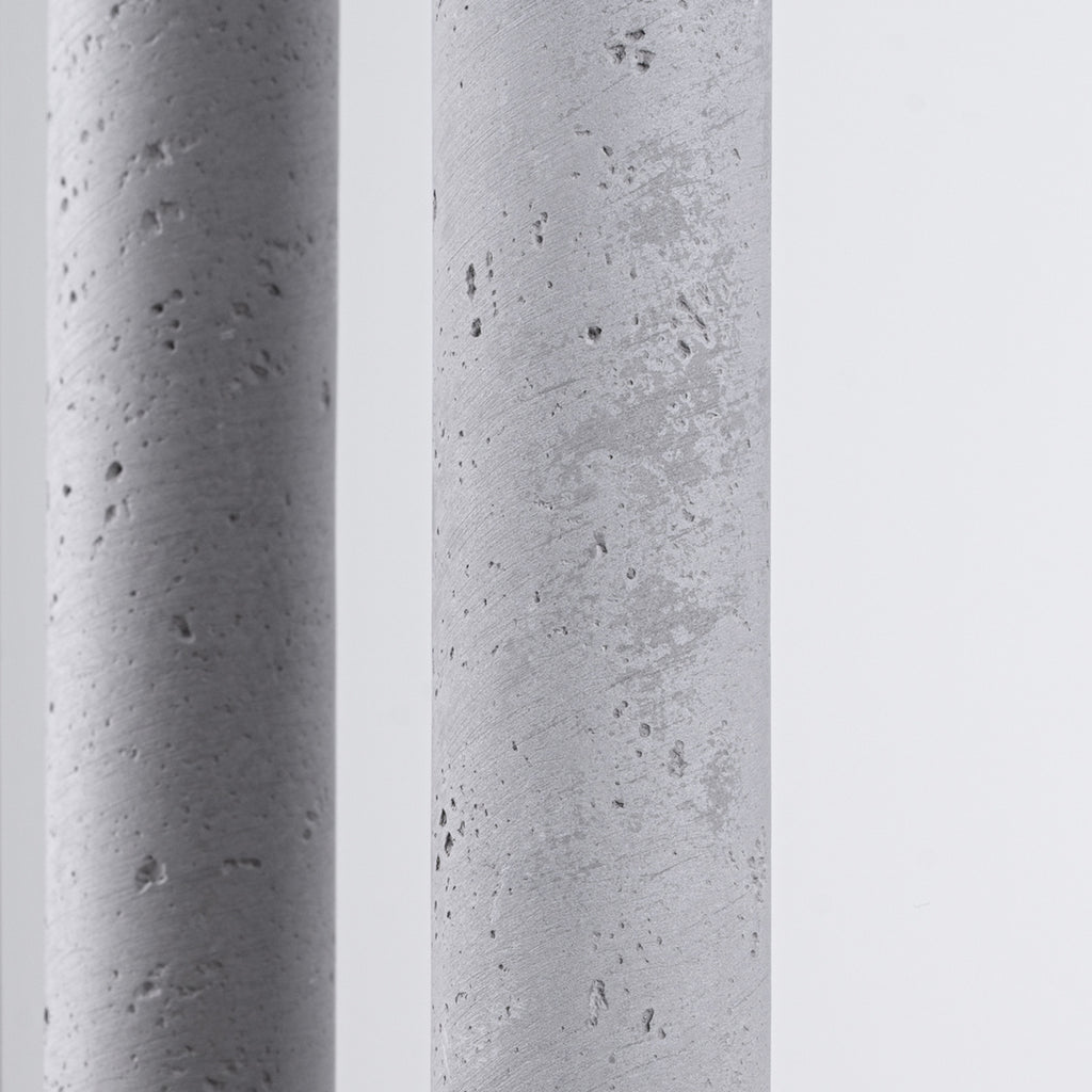 Suspension Pastelo 5 en grappe tubes fins béton gris G9, détail du béton gris brut