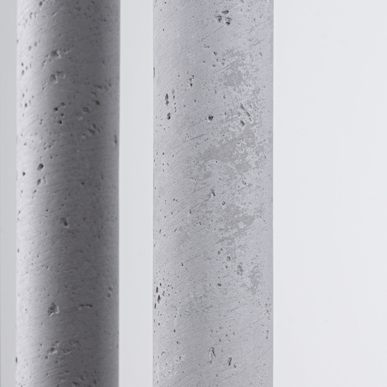Suspension Pastelo 5 en grappe tubes fins béton gris G9, détail du béton gris brut
