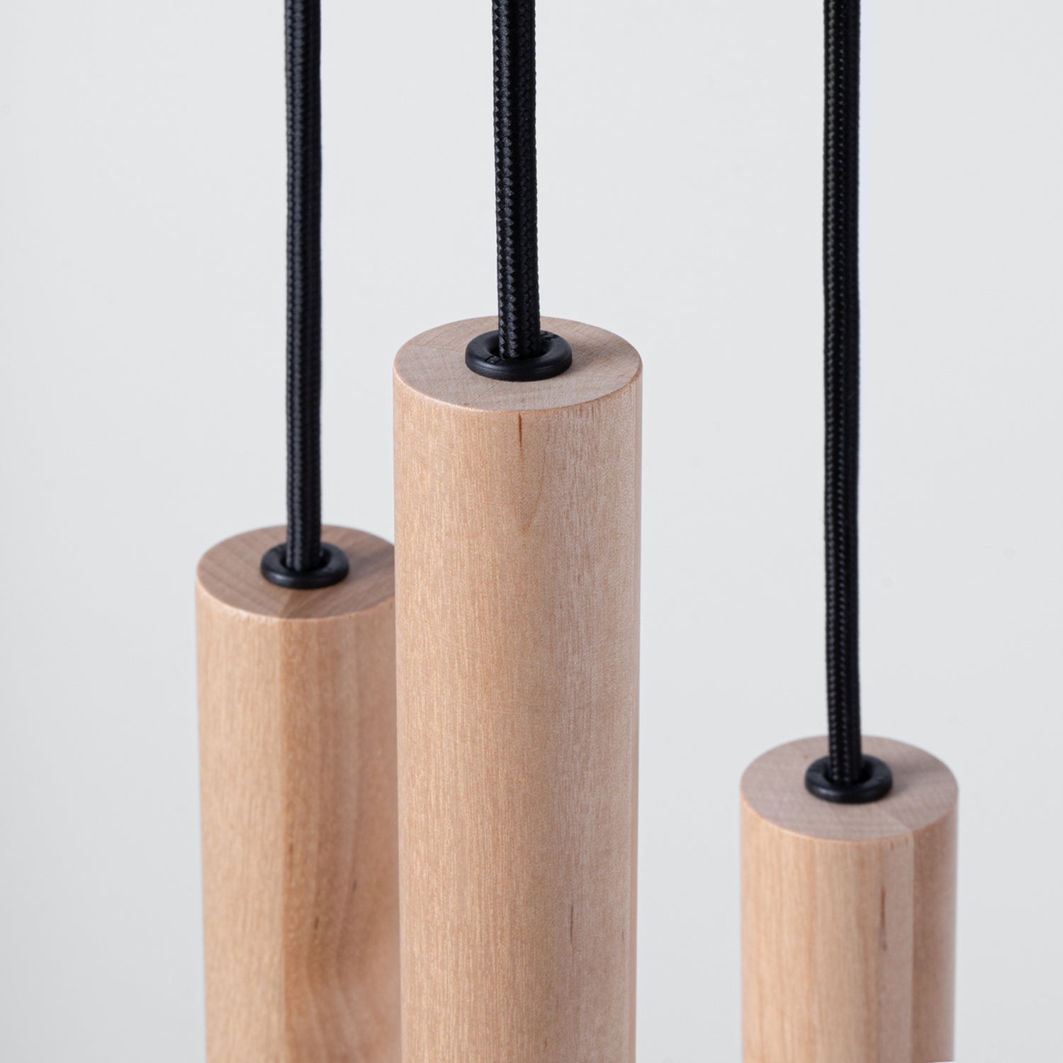 Suspension Pastelo 5 en grappe tubes fins bois G9, détail du tube de bois naturel