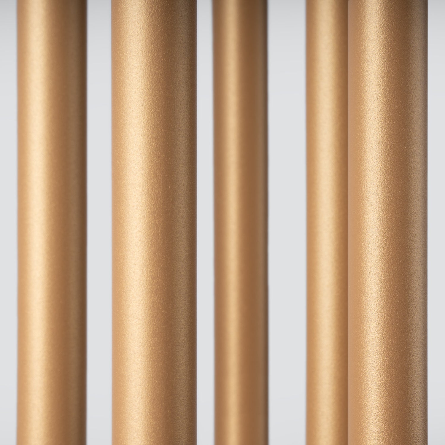 Suspension Pastelo 5 en grappe tubes fins doré G9, détail du tube fin