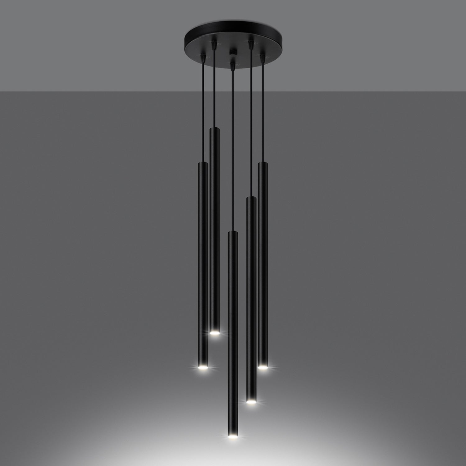 Suspension Pastelo 5 en grappe tubes fins noir G9 allumée, faisceau vers le bas