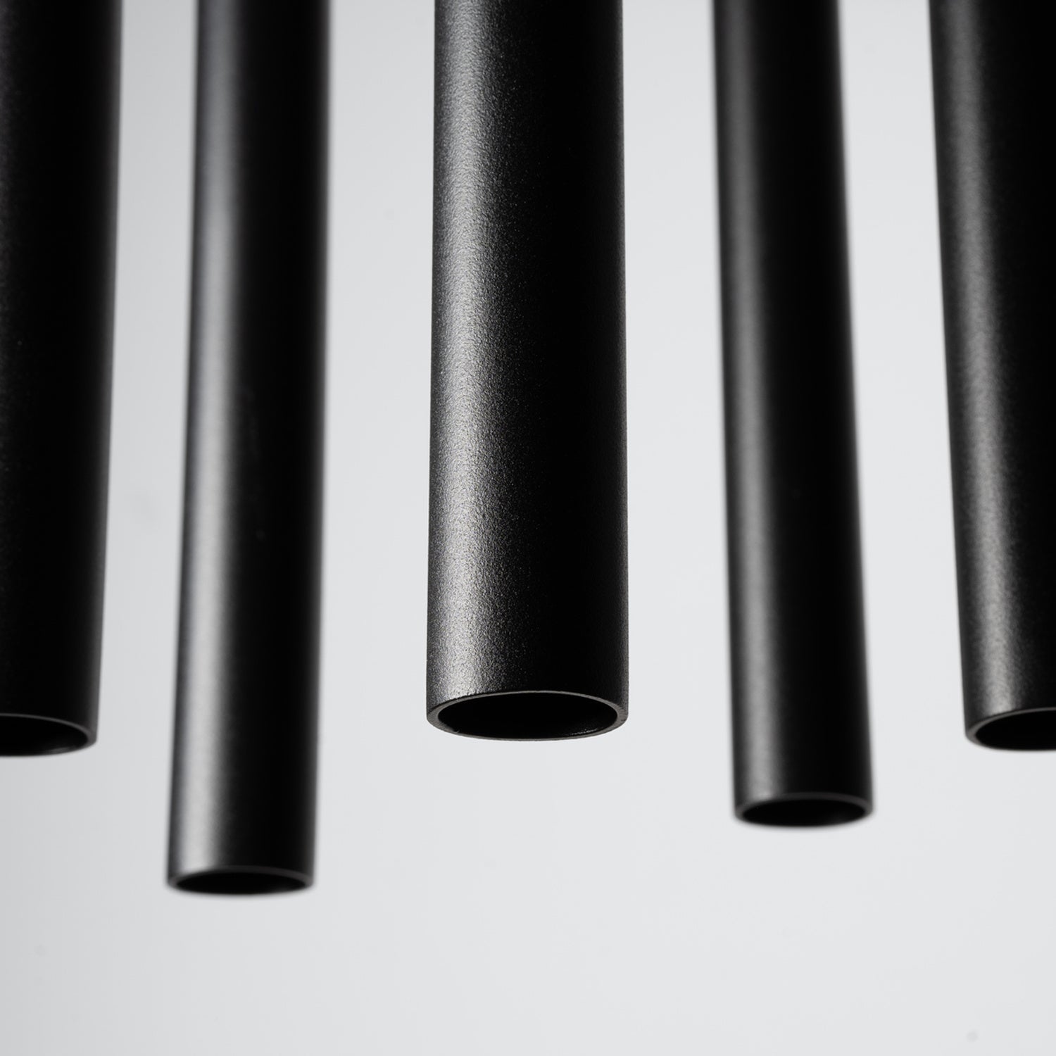 Suspension Pastelo 5 en grappe tubes fins noir G9, détail du tube fin
