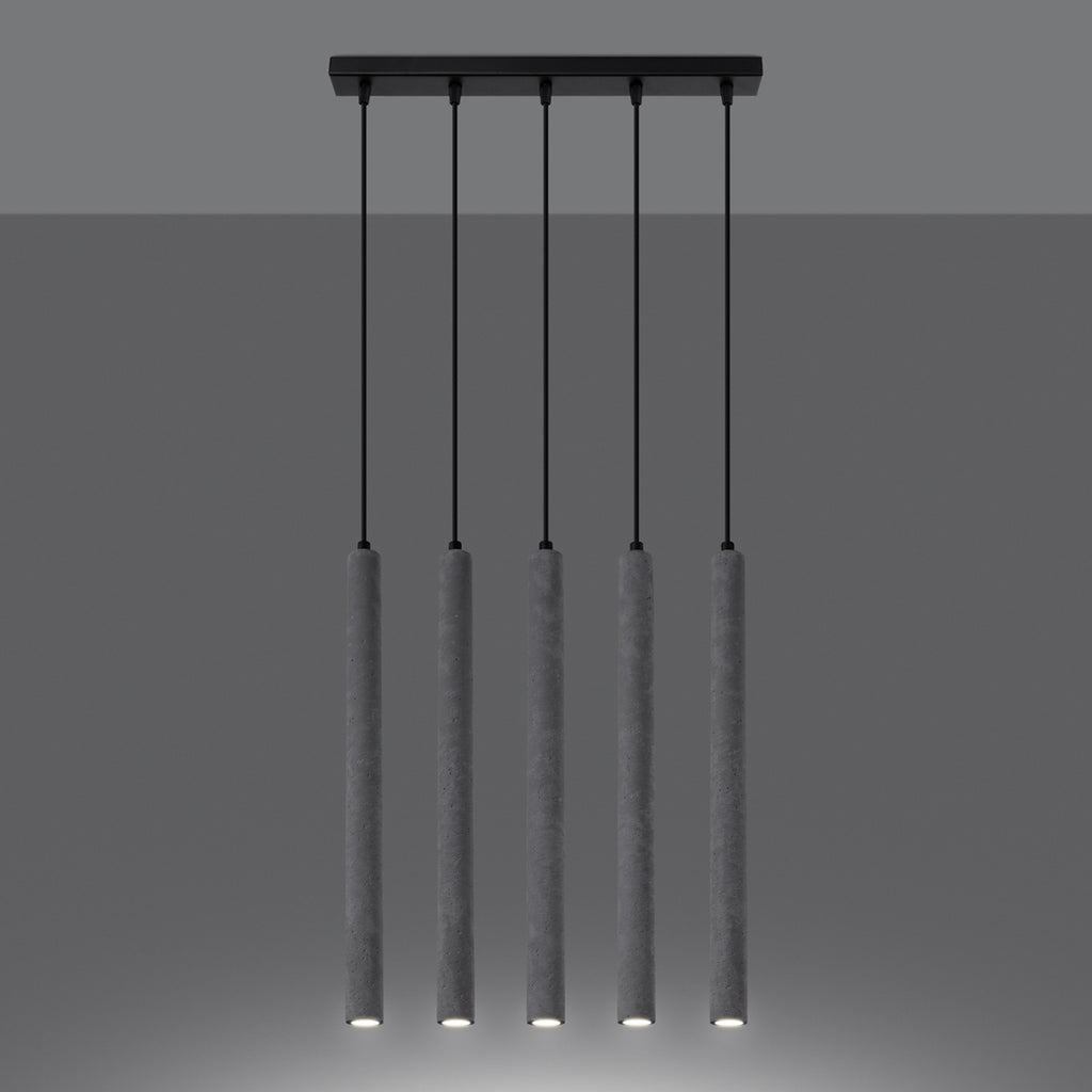 Suspension Pastelo 5 en ligne tubes fins béton gris G9 allumée, faisceau vers le bas