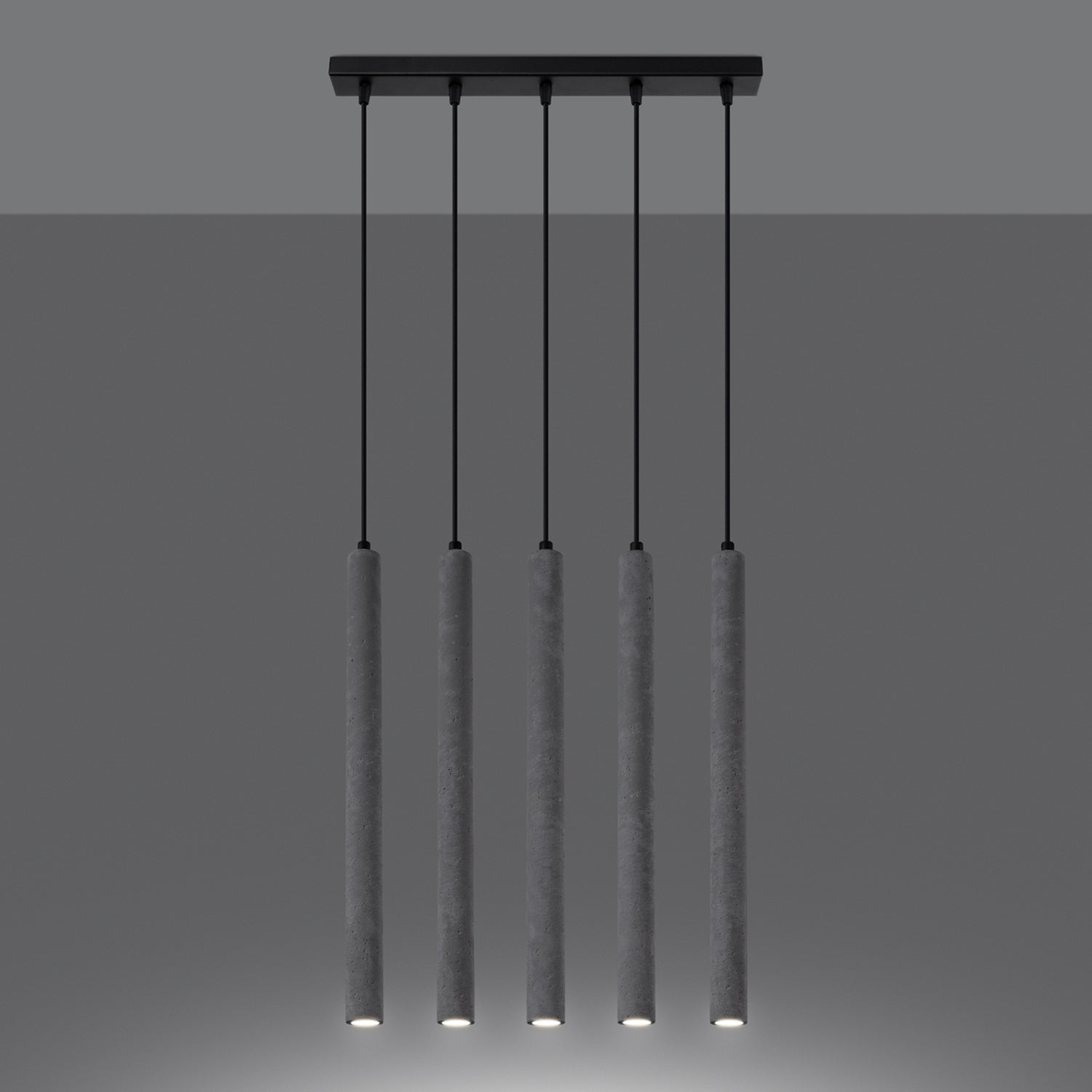 Suspension Pastelo 5 en ligne tubes fins béton gris G9 allumée, faisceau vers le bas