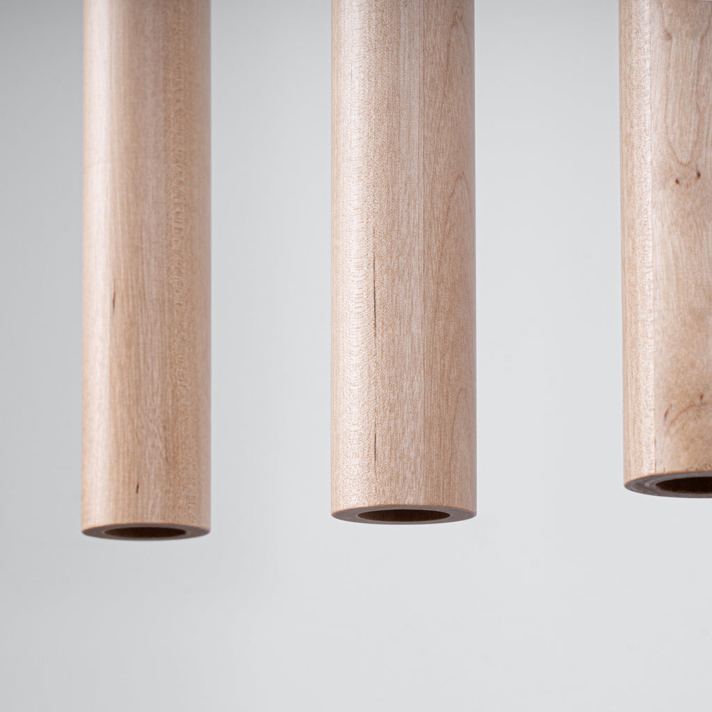 Suspension Pastelo 5 en ligne tubes fins bois G9, détail du tube de bois naturel
