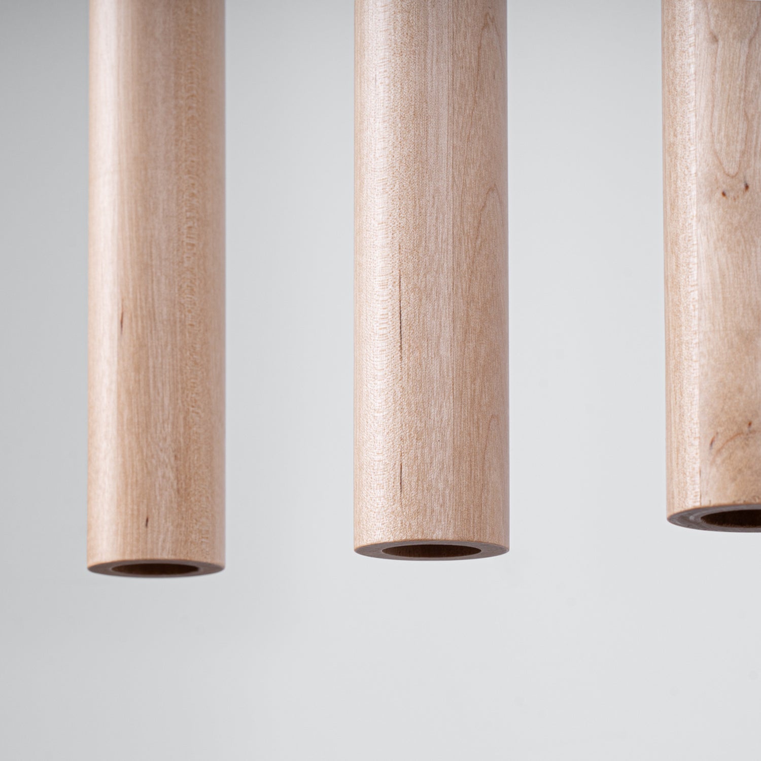 Suspension Pastelo 5 en ligne tubes fins bois G9, détail du tube de bois naturel