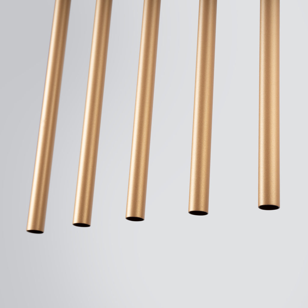 Suspension Pastelo 5 en ligne tubes fins doré G9, détail du tube fin