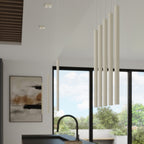 Suspension Pastelo tube fin beige G9 en situation dans un intérieur
