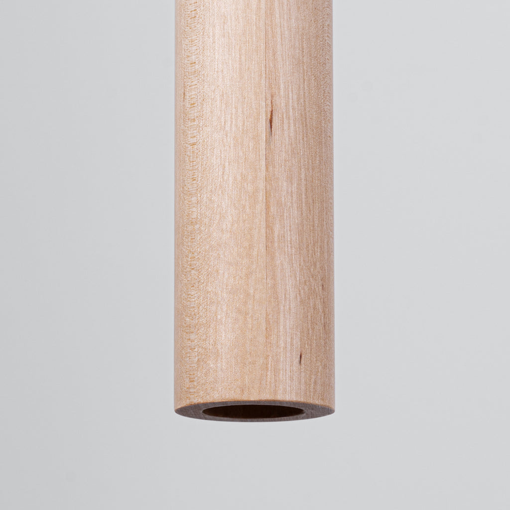 Suspension Pastelo tube fin bois G9, détail du tube de bois naturel