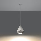 Suspension Pavlus allumée qui dirige sa lumière vers le bas