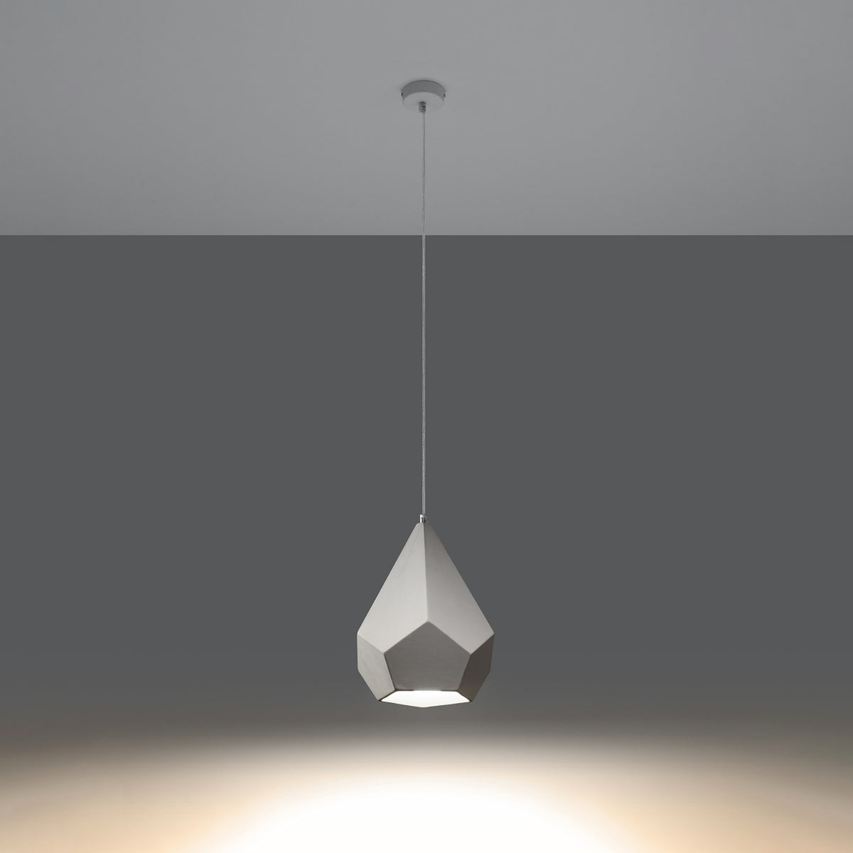 Suspension Pavlus allumée qui dirige sa lumière vers le bas