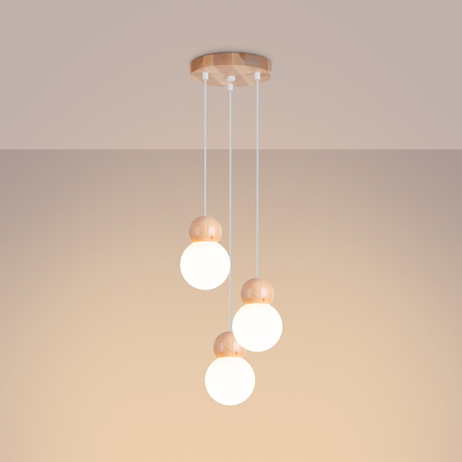 Suspension Pekka 3 en grappe verre opale et bois G9 allumée, globe opale diffusant une lumière douce