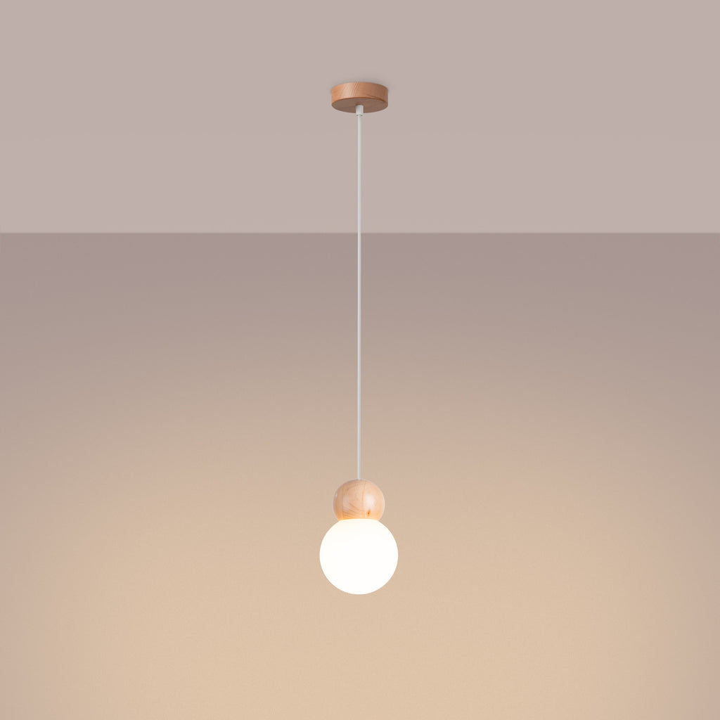Suspension Pekka verre opale et bois G9 allumée, globe opale diffusant une lumière douce