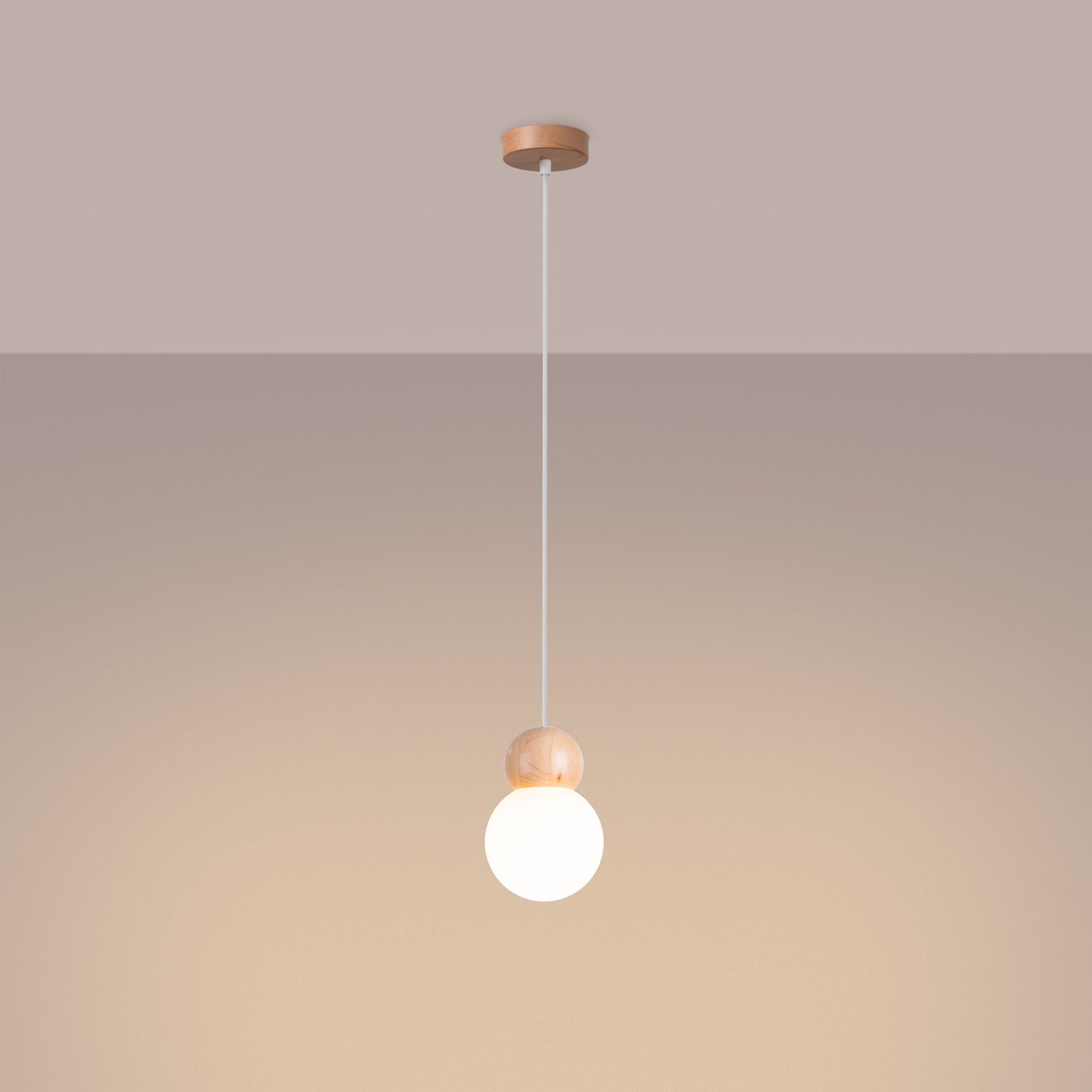 Suspension Pekka verre opale et bois G9 allumée, globe opale diffusant une lumière douce
