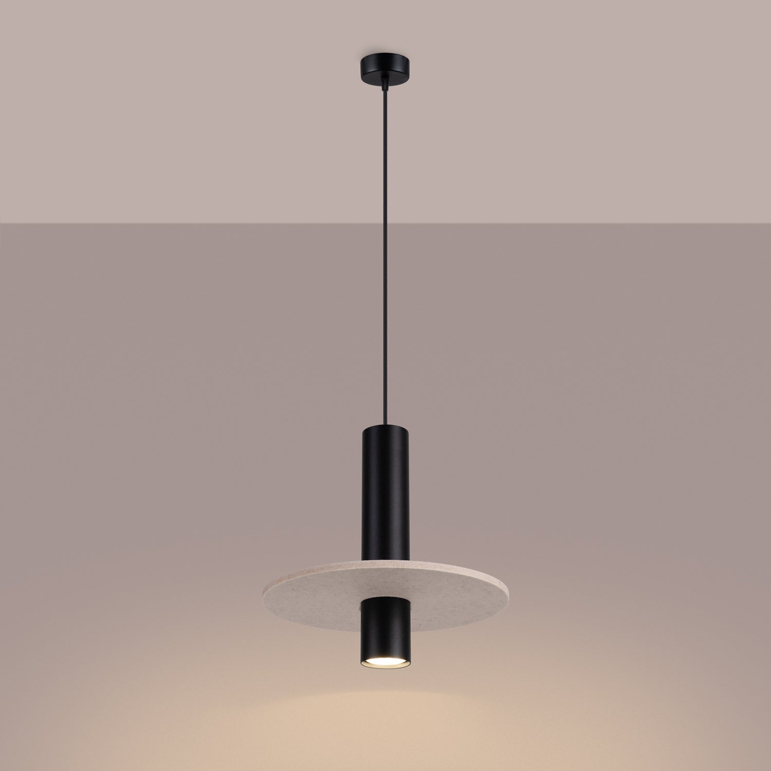 Suspension Pelta disque feutre beige et acier noir GU10, en éclairage