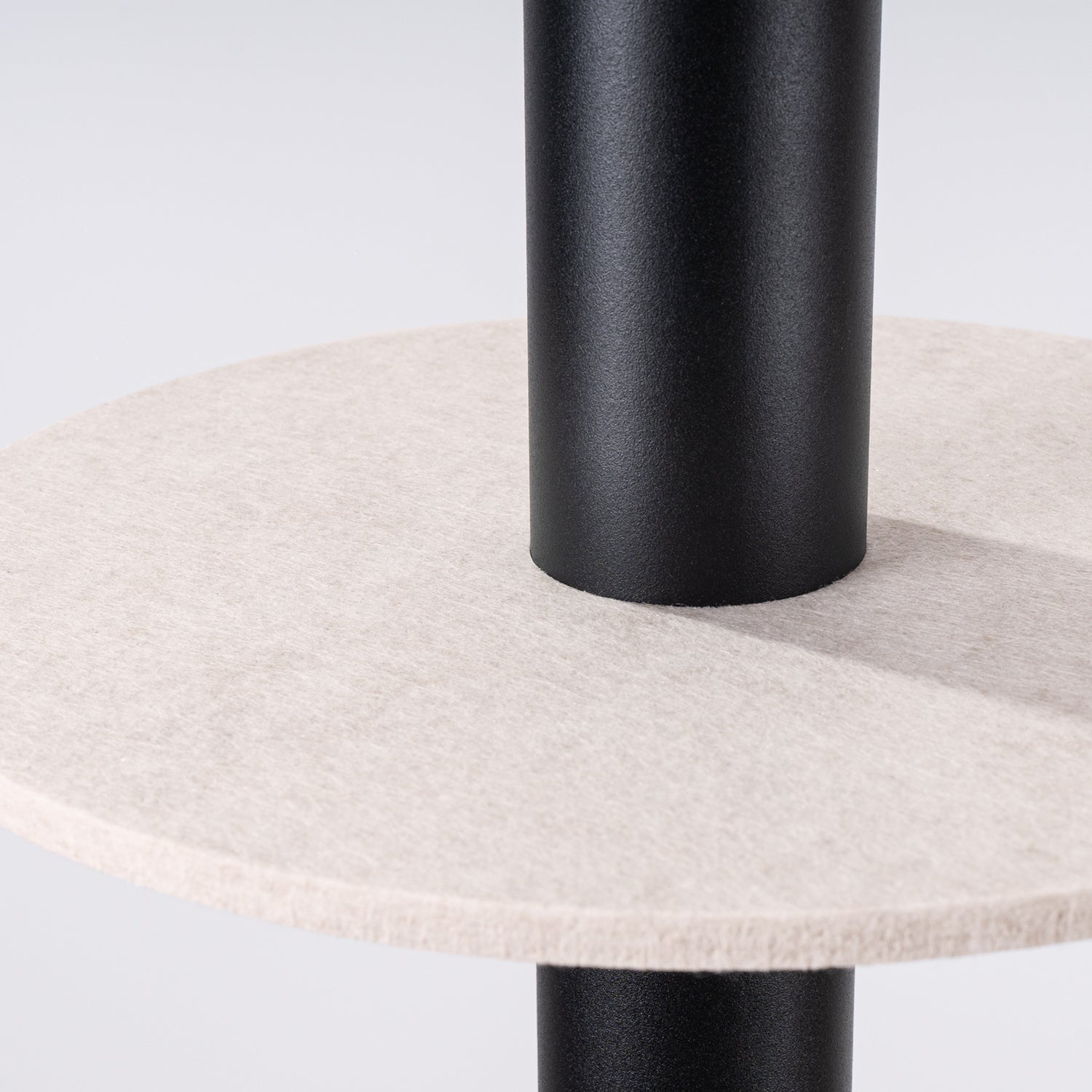 Suspension Pelta disque feutre beige et acier noir GU10 en ambiance
