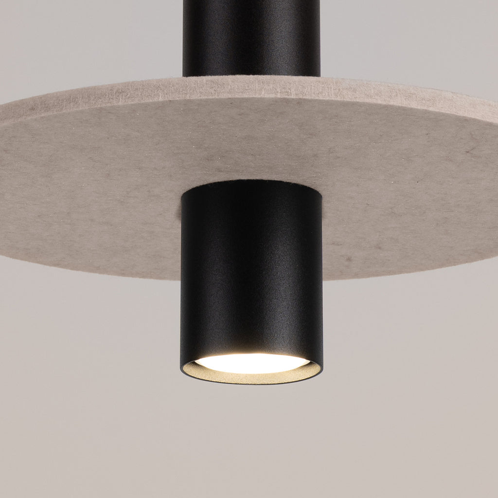 Suspension Pelta disque feutre beige et acier noir GU10, gros plan