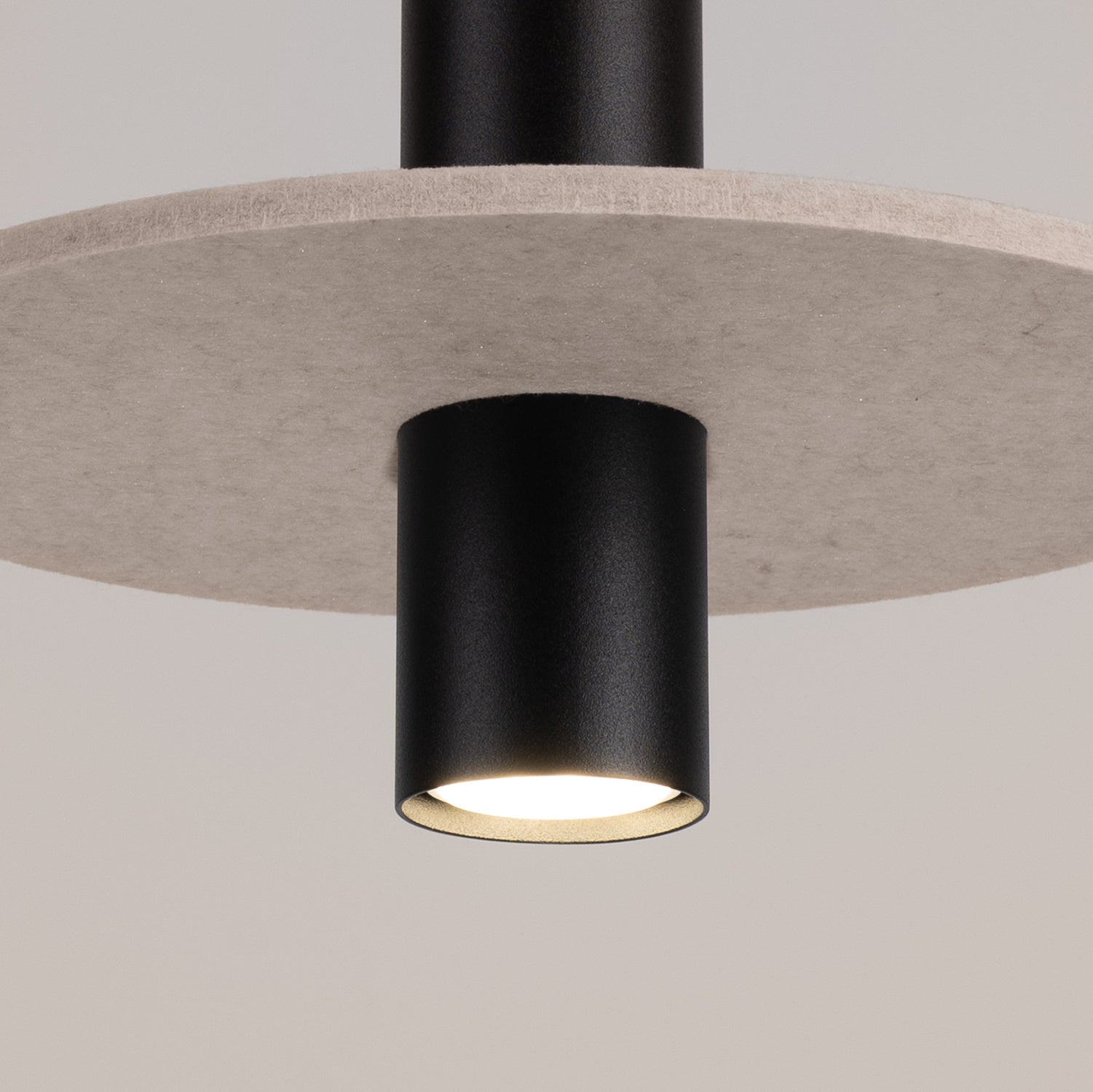 Suspension Pelta disque feutre beige et acier noir GU10, gros plan