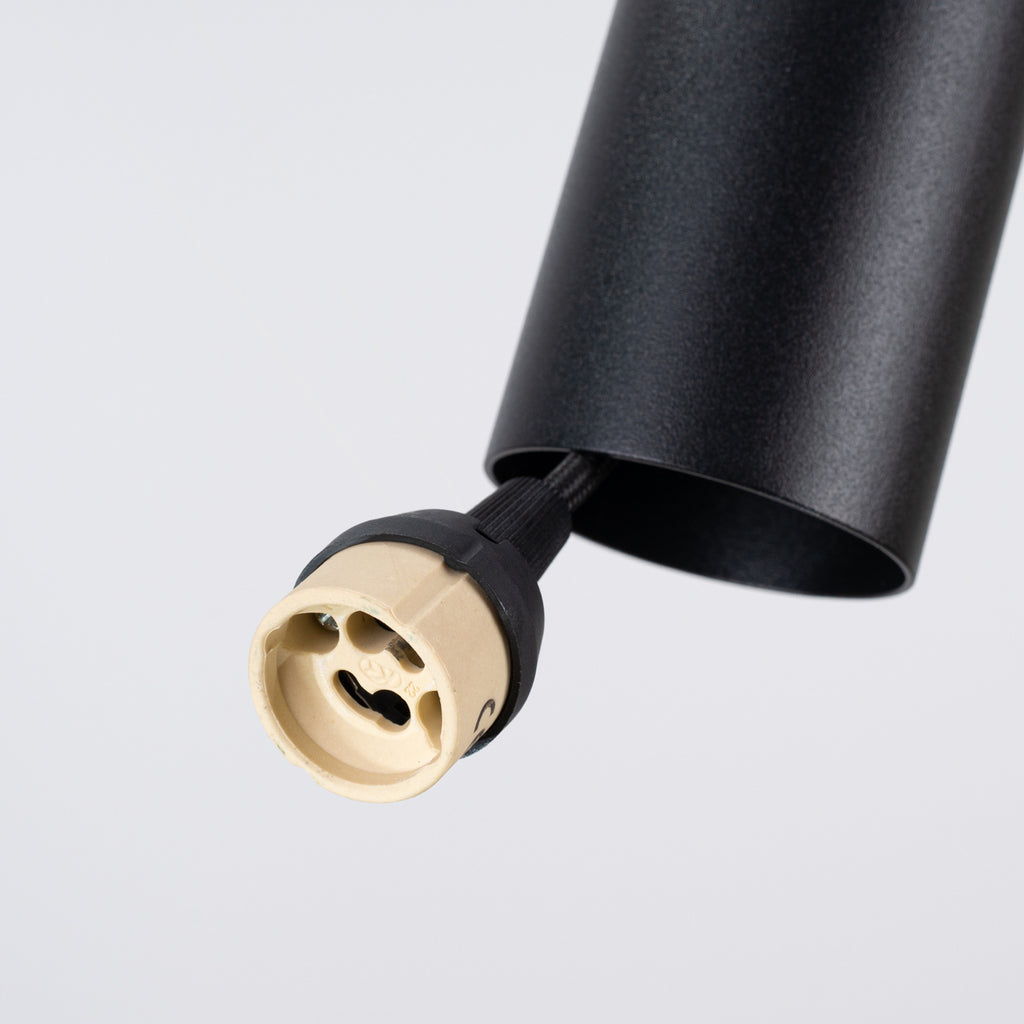 Suspension Pelta disque feutre beige et acier noir GU10, gros plan