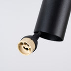 Suspension Pelta disque feutre beige et acier noir GU10, gros plan