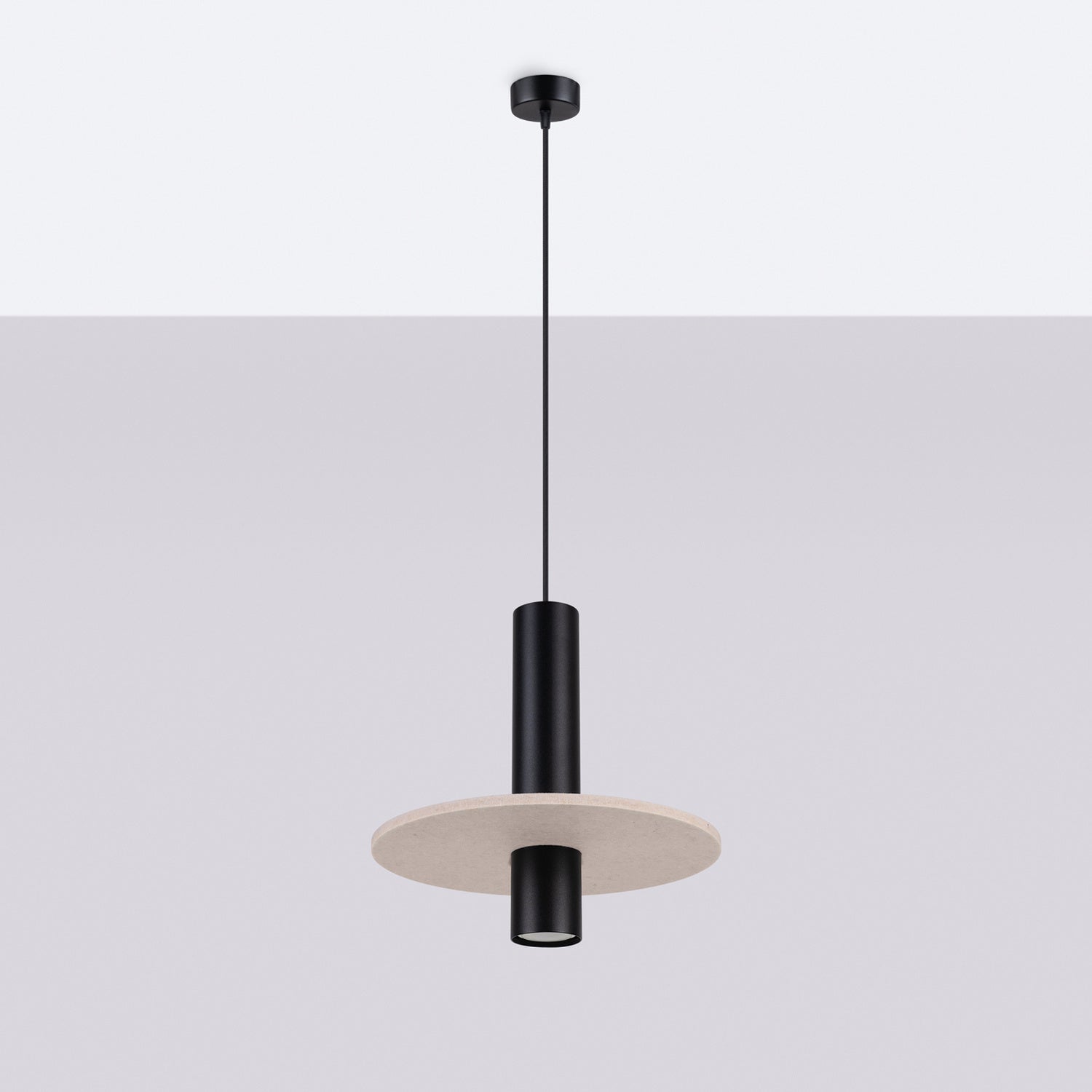 Suspension Pelta disque feutre beige et acier noir GU10, vue de profil