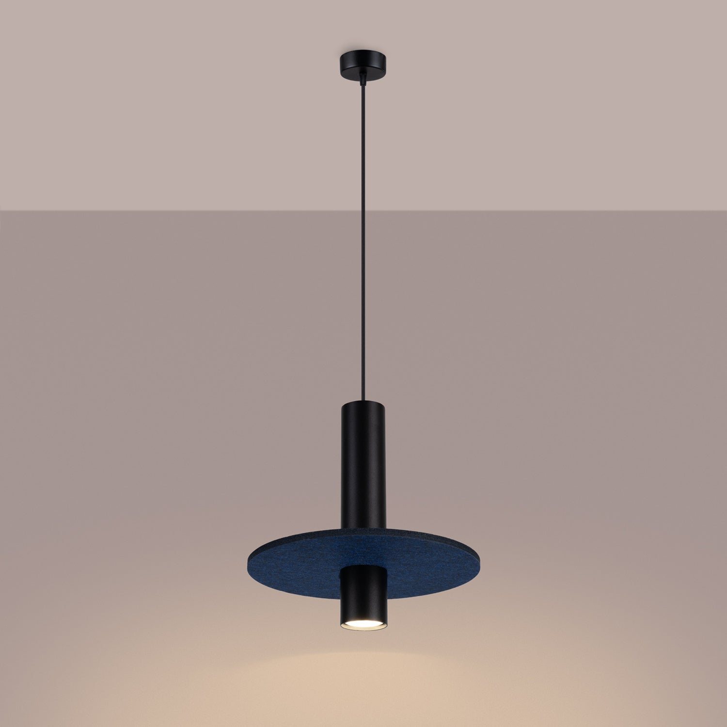 Suspension Pelta disque feutre bleu marine et acier noir GU10, en éclairage