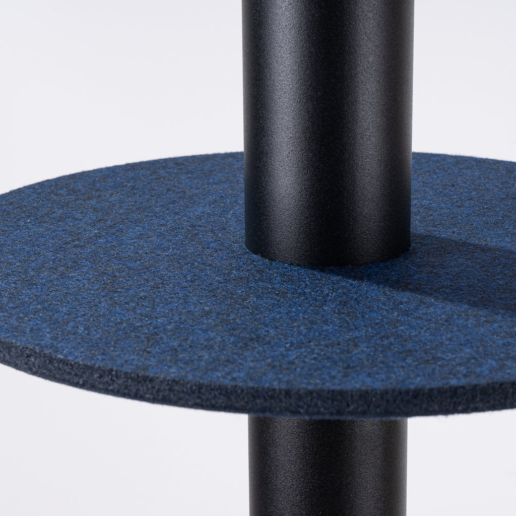 Suspension Pelta disque feutre bleu marine et acier noir GU10 en ambiance
