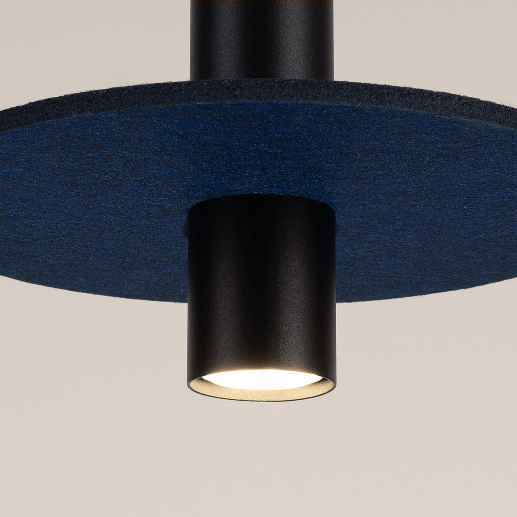 Suspension Pelta disque feutre bleu marine et acier noir GU10, gros plan