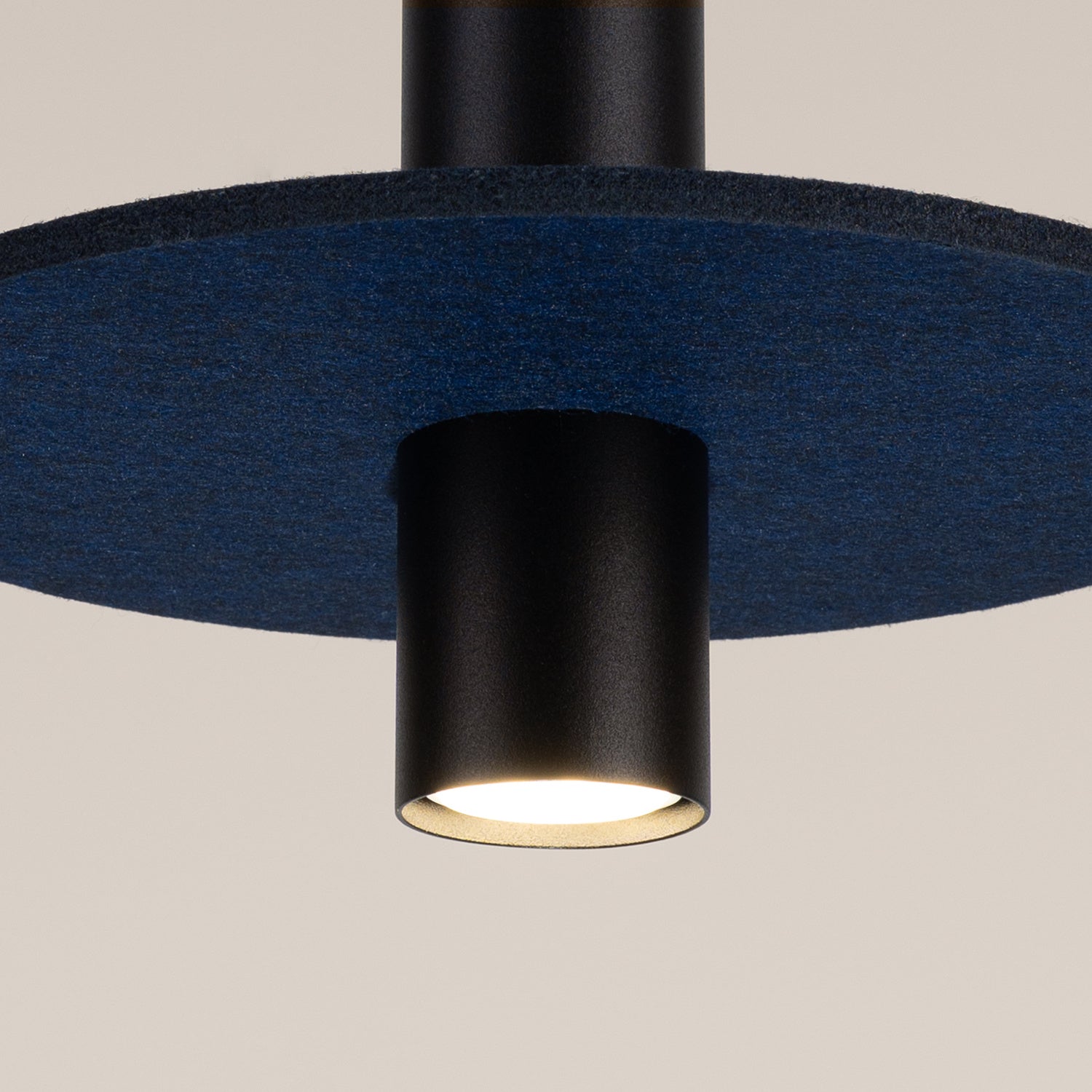 Suspension Pelta disque feutre bleu marine et acier noir GU10, gros plan