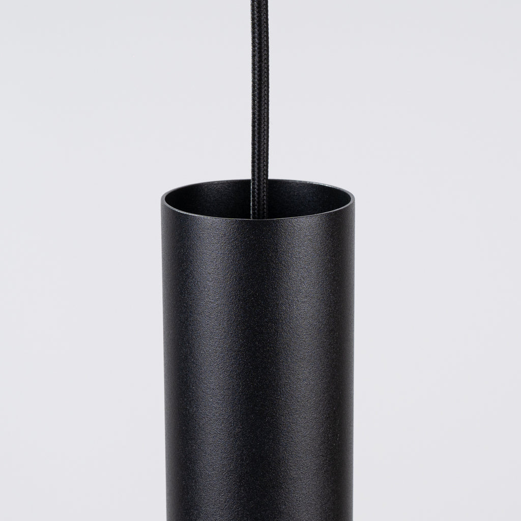 Suspension Pelta disque feutre bleu marine et acier noir GU10, détail de la matière