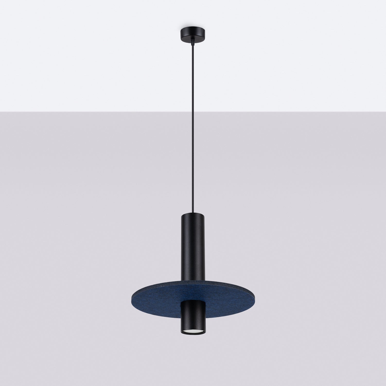 Suspension Pelta disque feutre bleu marine et acier noir GU10, vue de profil