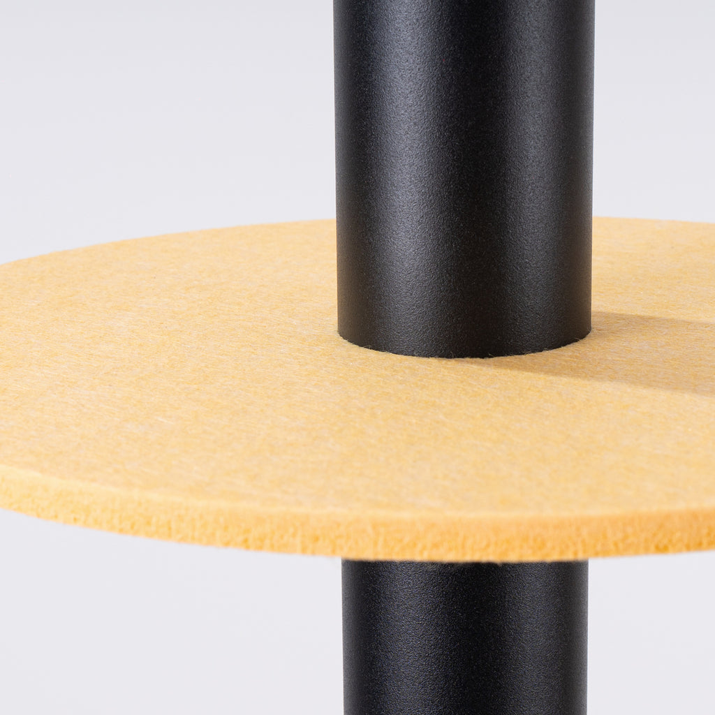 Suspension Pelta disque feutre jaune moutarde et acier noir GU10 en ambiance