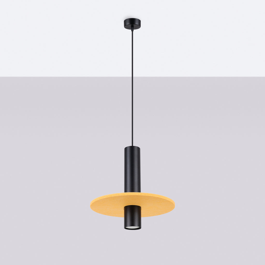 Suspension Pelta disque feutre jaune moutarde et acier noir GU10, vue de profil