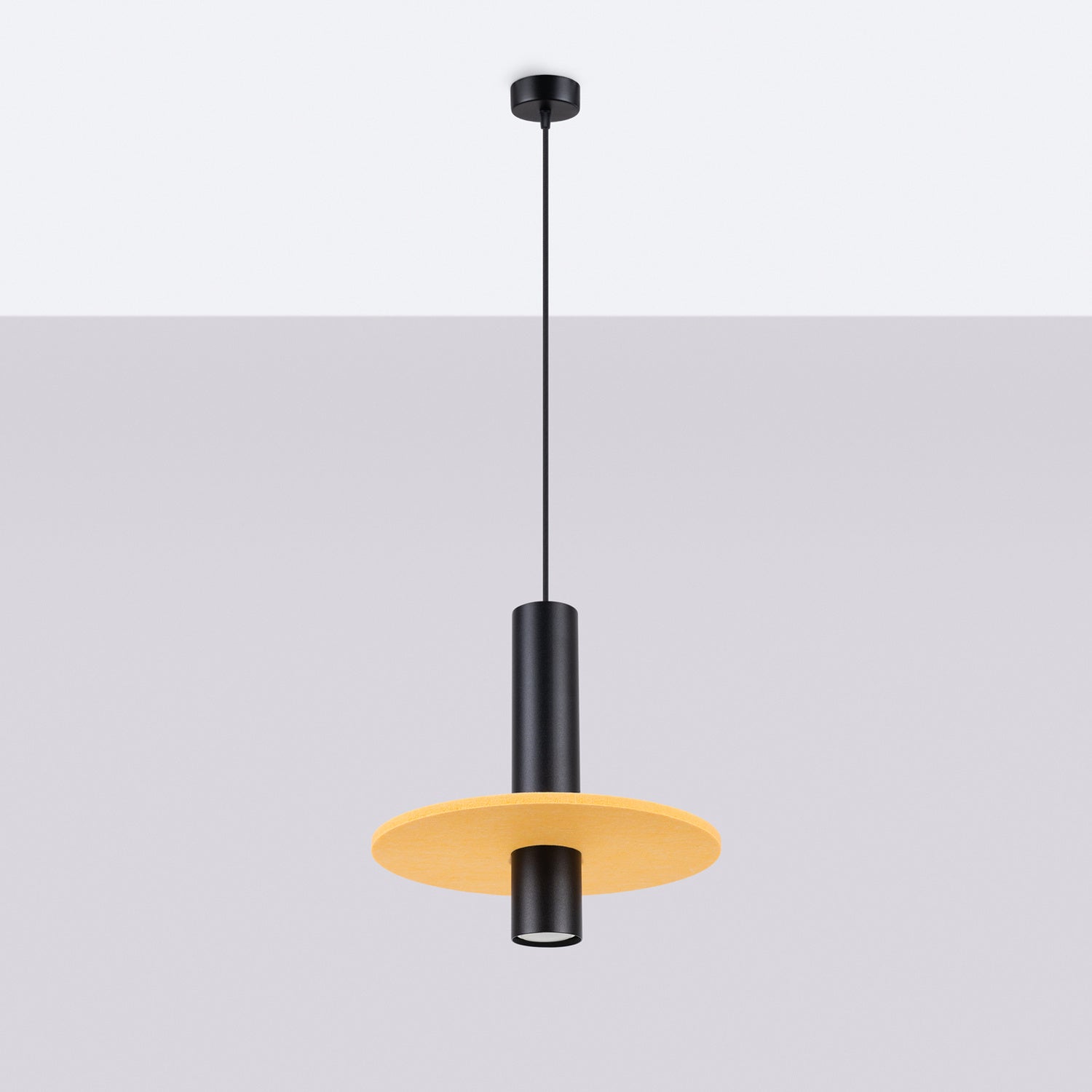 Suspension Pelta disque feutre jaune moutarde et acier noir GU10, vue de profil