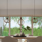 Suspension Pompelmo diamant bois naturel au-dessus d'une table