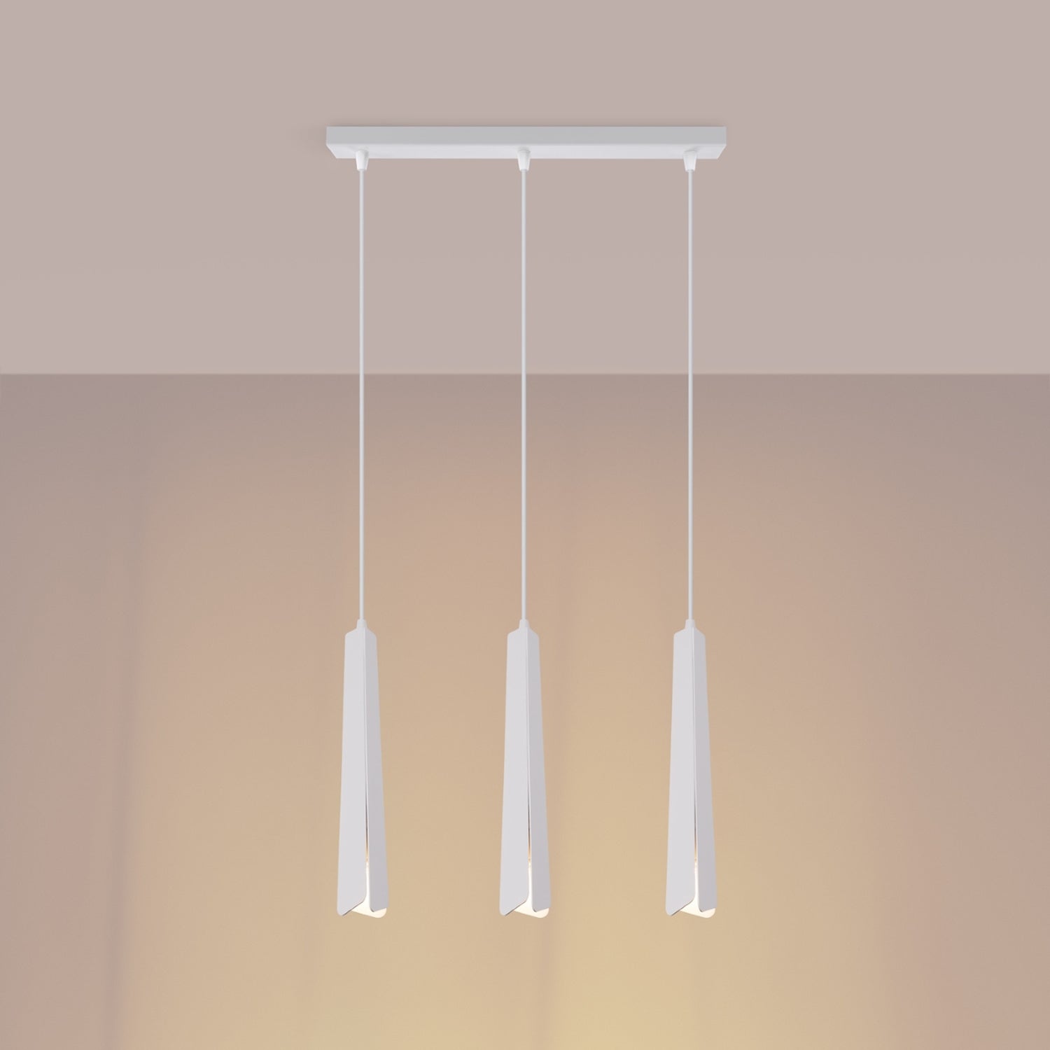 Suspension Prysm 3 en ligne métal blanc G9 allumée, faisceau dirigé vers le bas