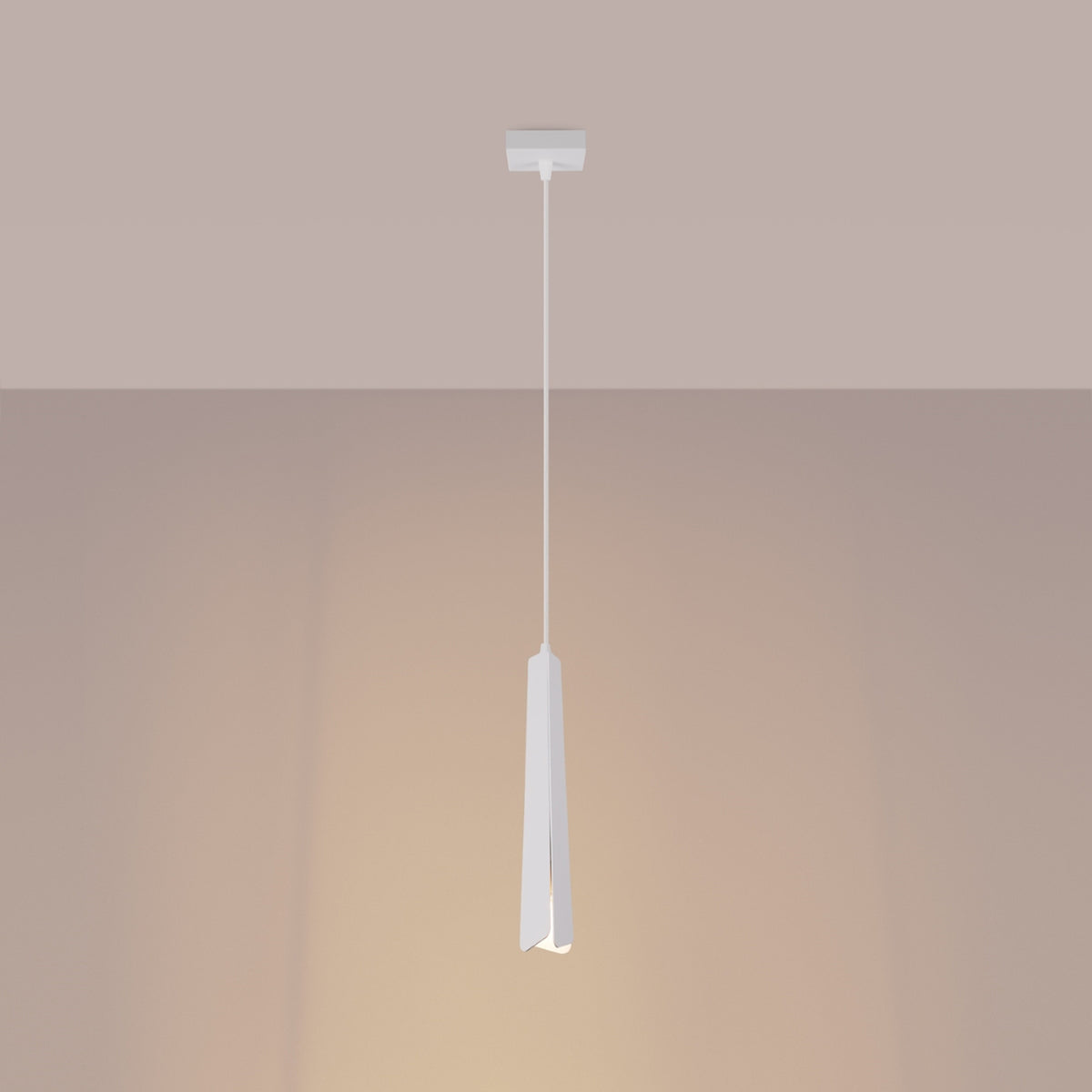 Suspension Prysm Métal blanc allumée avec la lumière dirigée vers le bas
