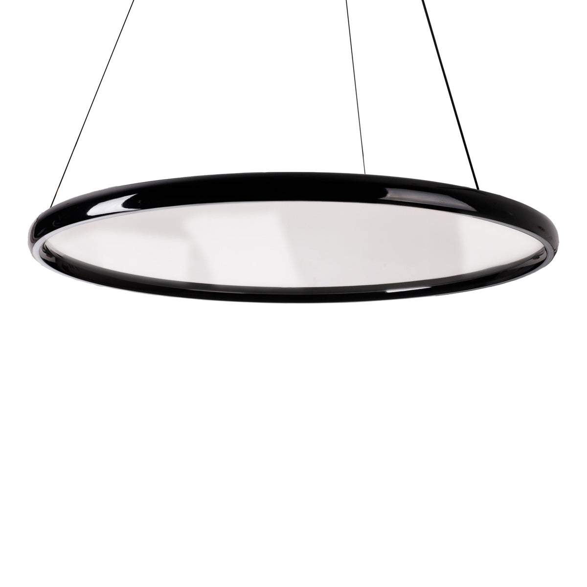 Détail de l'anneau en métal noir brillant de la suspension Qled éteinte
