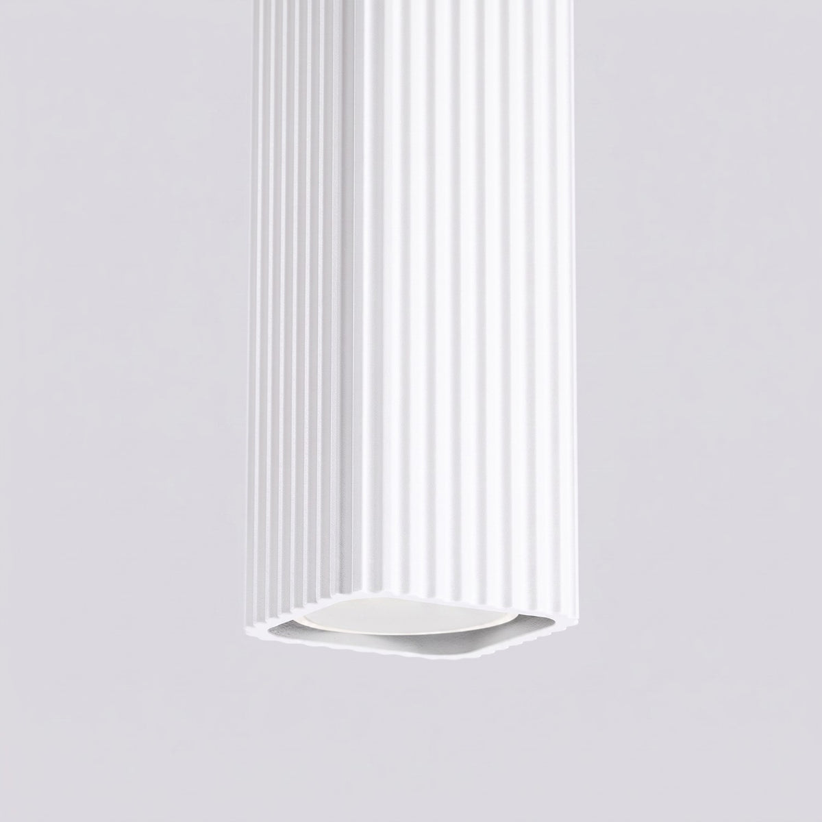 Détail des cannelures et de l'ouverture basse de la suspension Rayo 1 laque blanche
