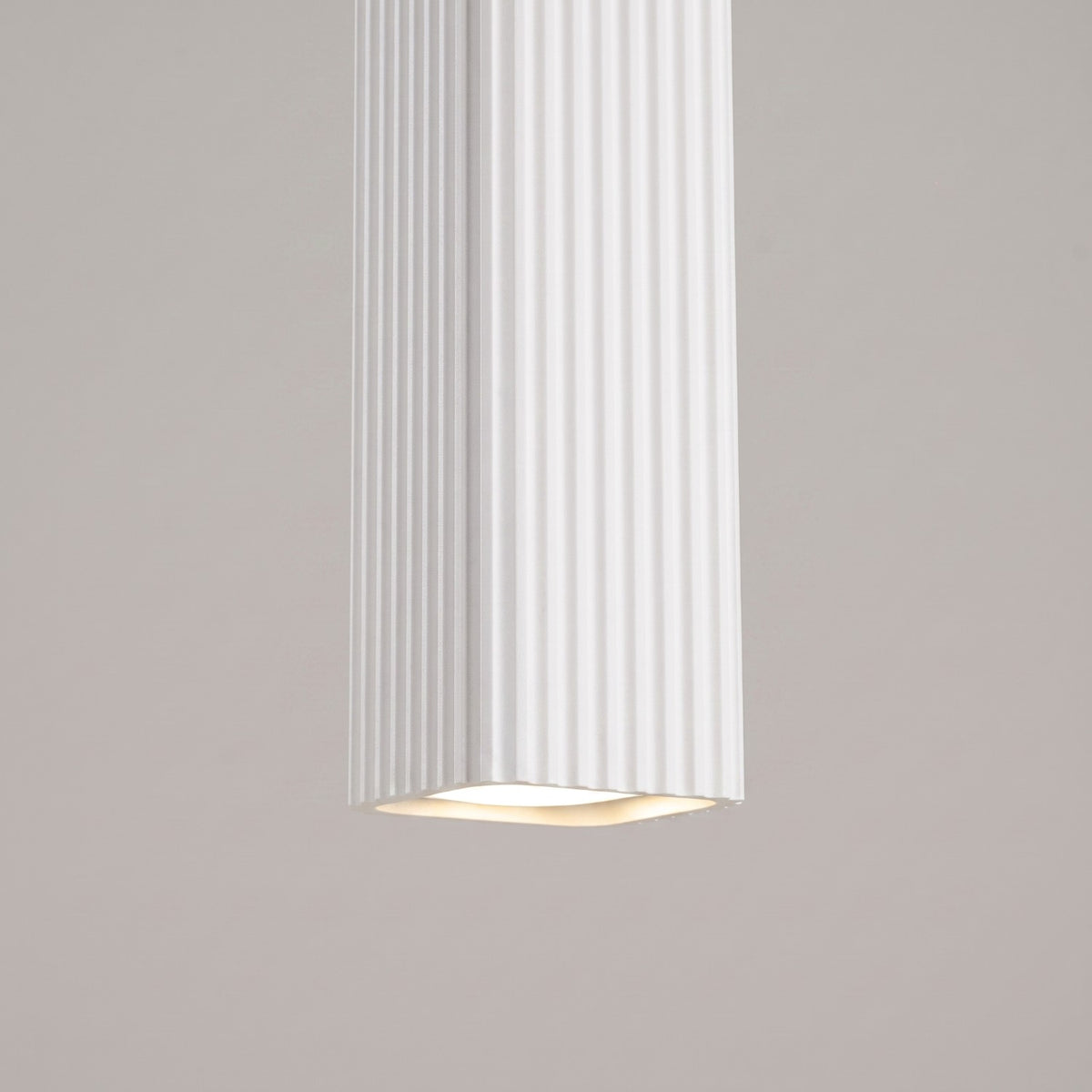 Détail des cannelures et de l'ouverture d'un spot de la suspension Rayo 3L laque blanche